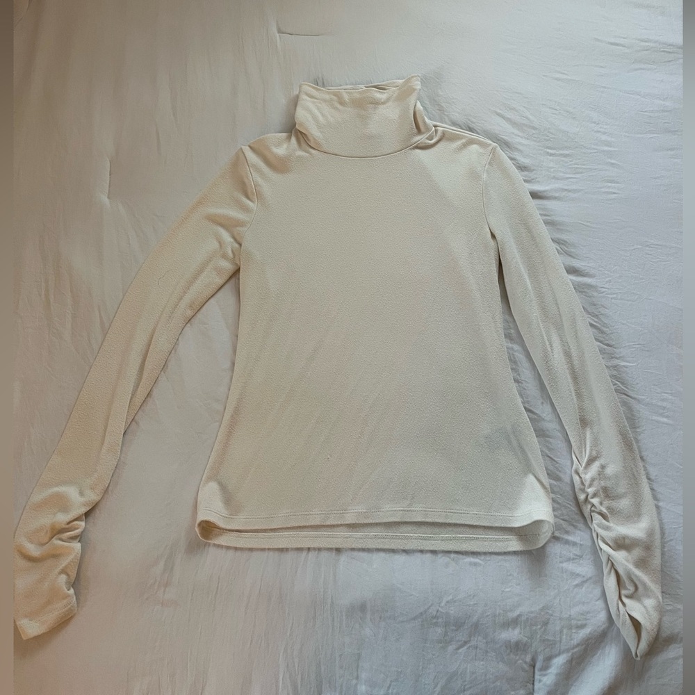 Banana Republic off white long sleeve turtle neck